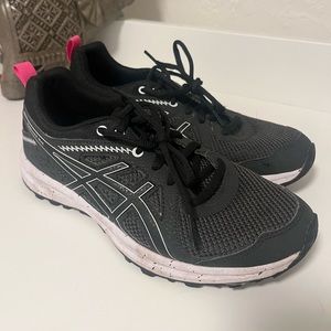 LIGHTLY WORN! Size 7.5 women’s